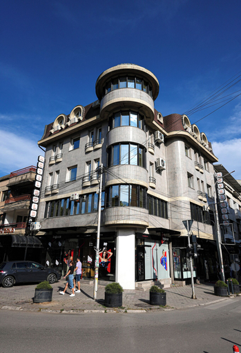 Exterior & Views