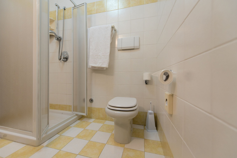 Bathroom 4, Hotel Krystal, Verona
