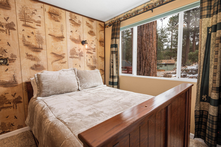 Bedroom 5, Boulder Pines, San Bernardino