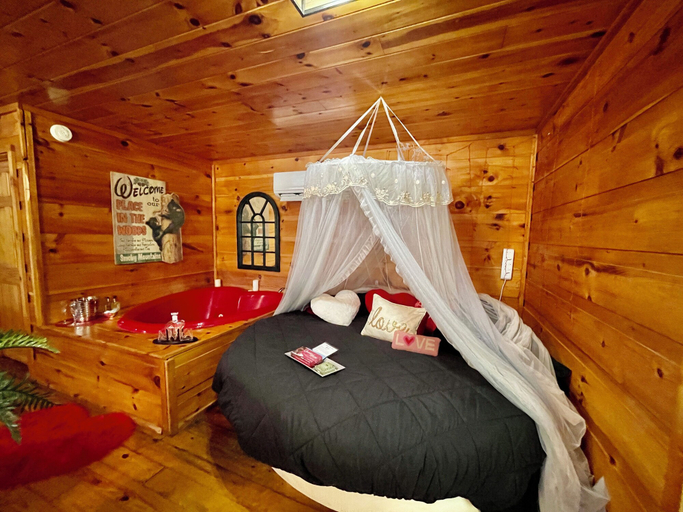 Bedroom 2, Hanky Panky, Sevier