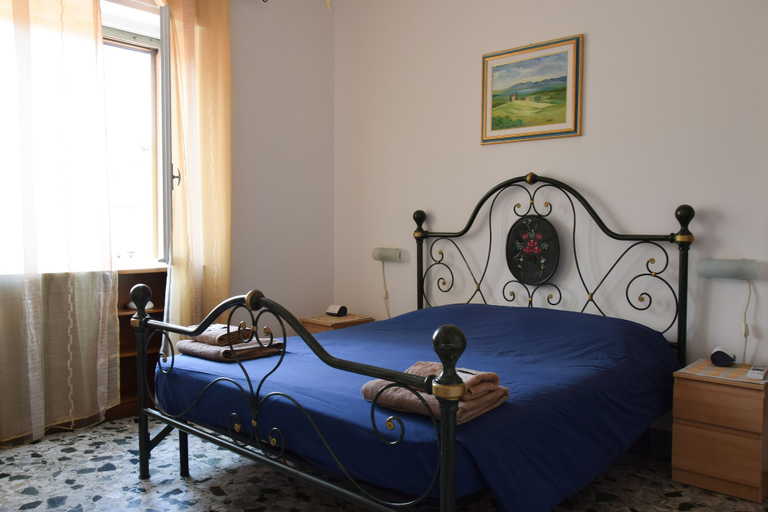 Bedroom 5, Re Lear, Verona