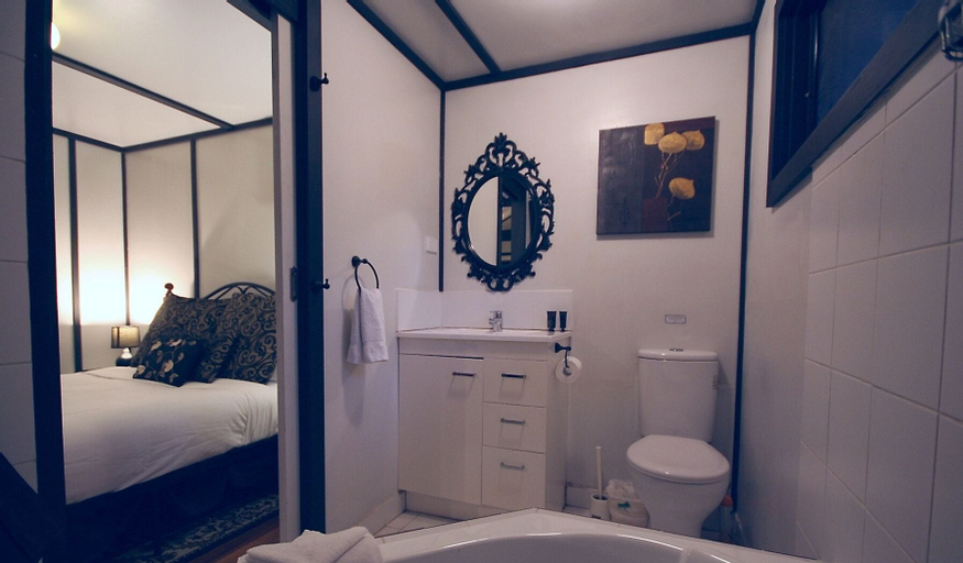 Bathroom 10