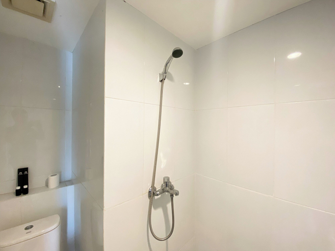 Bathroom 3, Cozy Stay Studio At Tamansari Mahogany Karawang Apartment, Karawang