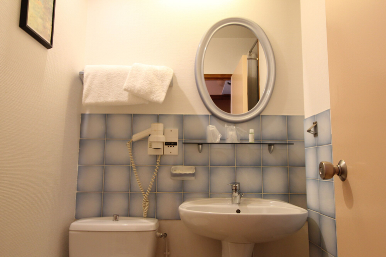 Bathroom 4, Hotel Melodie, Ain