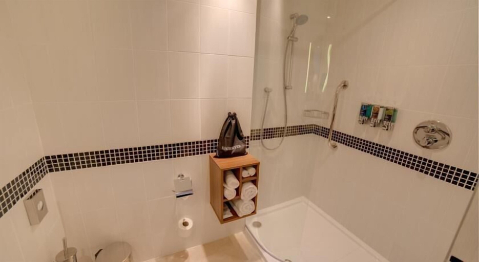 Bathroom 4, Hampton by Hilton Ufa, Ufimskiy rayon