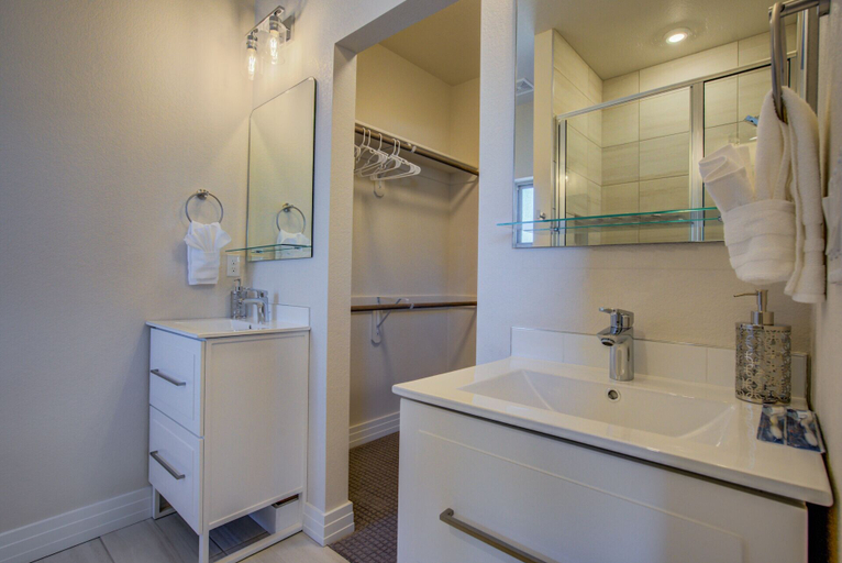 Bathroom 4, Downtown Skyline Rooftop Patio Modern Townhome, El Paso