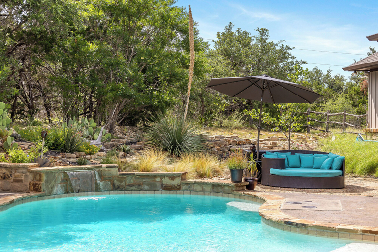 Sport & Beauty 2, Hill Country Haven, Hays
