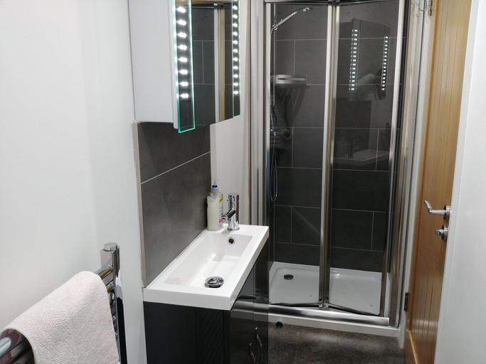 Bathroom 3, Meadow View Apartments, Cornwall