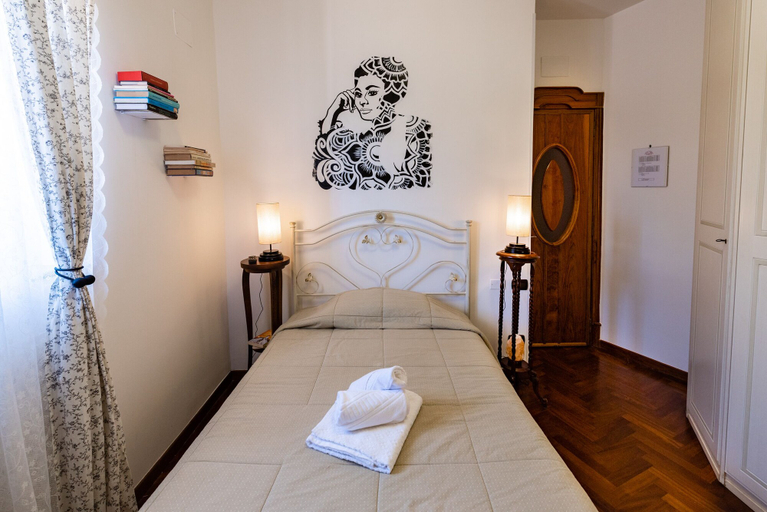 Bedroom 5, L'ATTICO FUGGENTE, Napoli