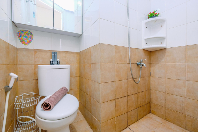 Bathroom 5, Comfort Designed 2Br At Green Pramuka City Apartment, Jakarta Pusat