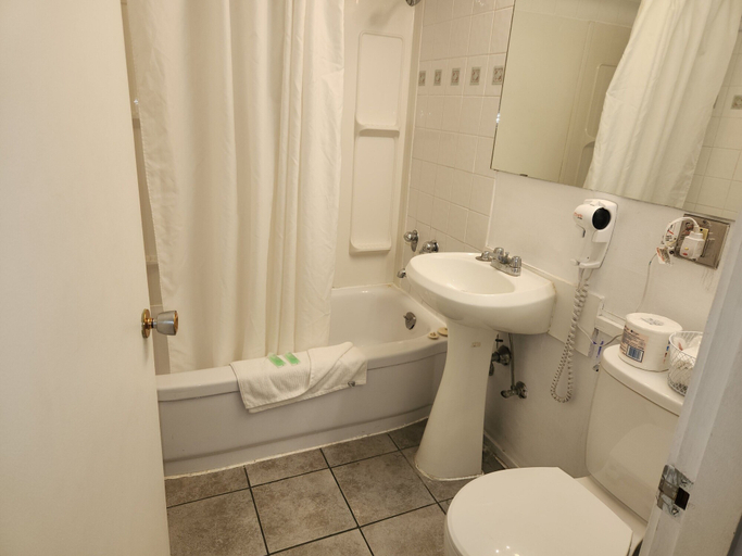 Bathroom 3, Tiki Village, North Okanagan