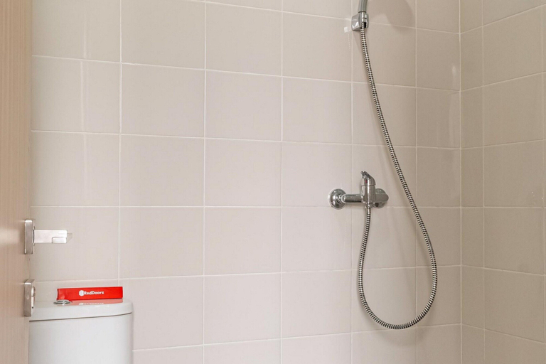 Bathroom, RedDoorz near Lippo Mall Puri, Jakarta Barat