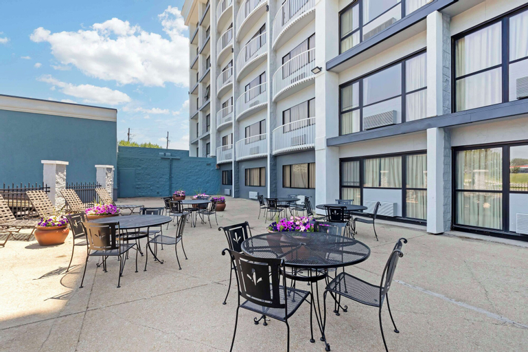Exterior & Views 23