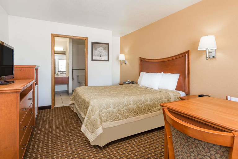 Bedroom 3, Super 8 by Wyndham Goodland, Sherman