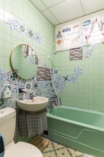 Bathroom 4, moon walks slowly, Tainan