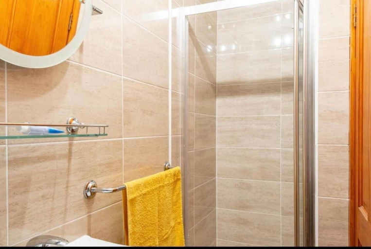 Bathroom, Georges57 2-bed Apartment in Inverness, Highland