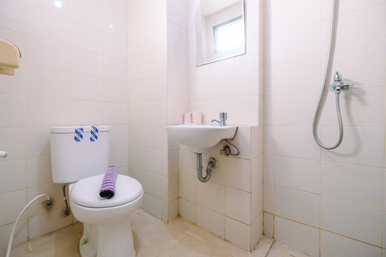 Bathroom 2, Comfortable and Tidy 2BR Lagoon Bekasi Town Square Apartment, Bekasi
