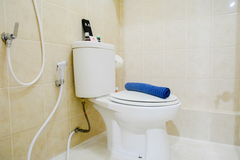 Bathroom 3, Comfy 2BR Green Bay Pluit Apartment, North Jakarta