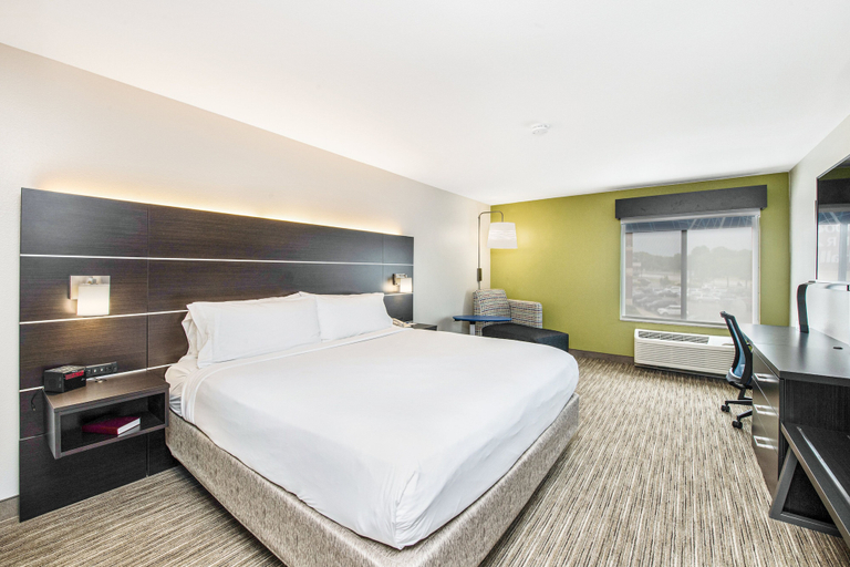 Bedroom 4, Holiday Inn Express & Suites DELAFIELD by IHG, Waukesha