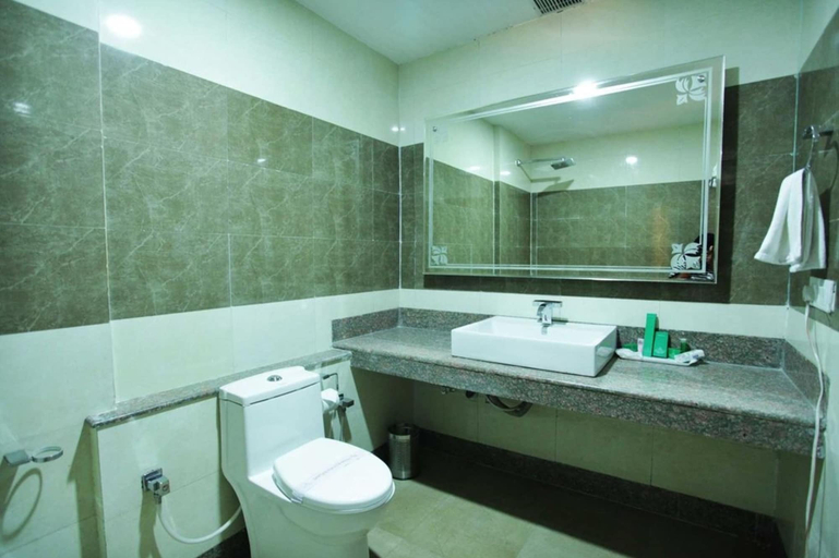 Bathroom 3, Hotel Grand Mumtaz Towers, Srinagar