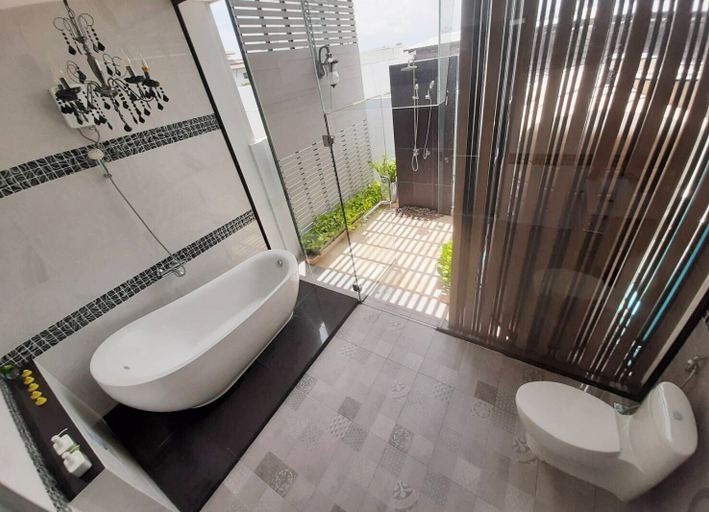 Bathroom 4, Sea Sand Trees, Muang Chon Buri