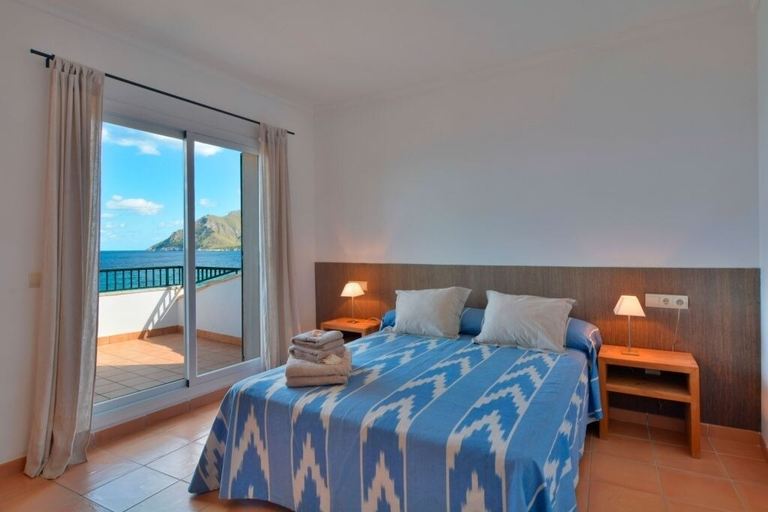 Bedroom 3, Luxurious Sea Front Villa in Mallorca, Baleares