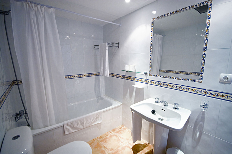 Bathroom 3, Apartamentos La Nogalera, Málaga
