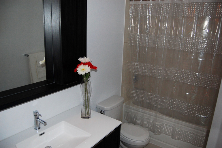 Bathroom 2, Shops at Don Mills Furnished Apartments, Toronto