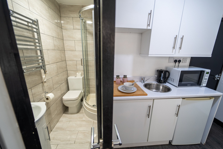 Others 4, Studio Available Close to Queen Elizabeth Hospital, Birmingham