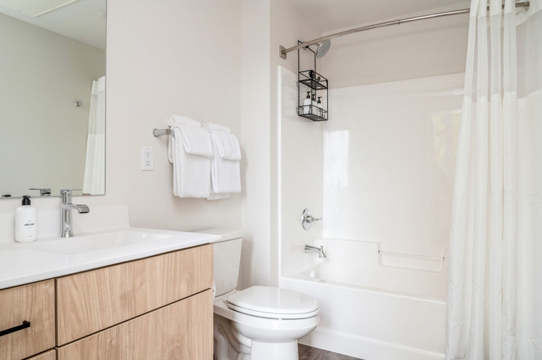 Bathroom 4, Kasa Bryn Mawr Minneapolis, Hennepin