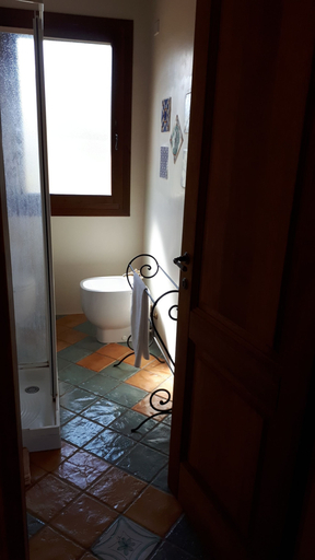 Bathroom 3, La Torre Rossa, Latina