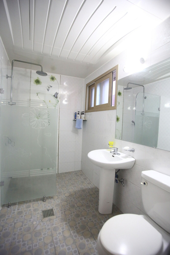 Bathroom 3, Dubai Motel, Yeosu
