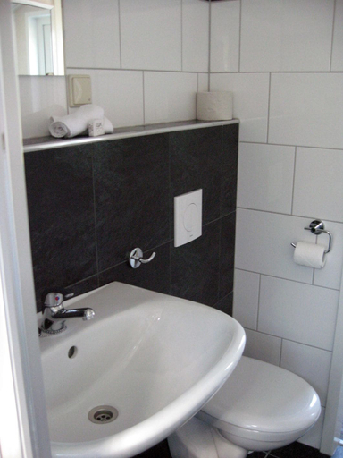 Bathroom 5, M13 Hotel, Trier-Saarburg
