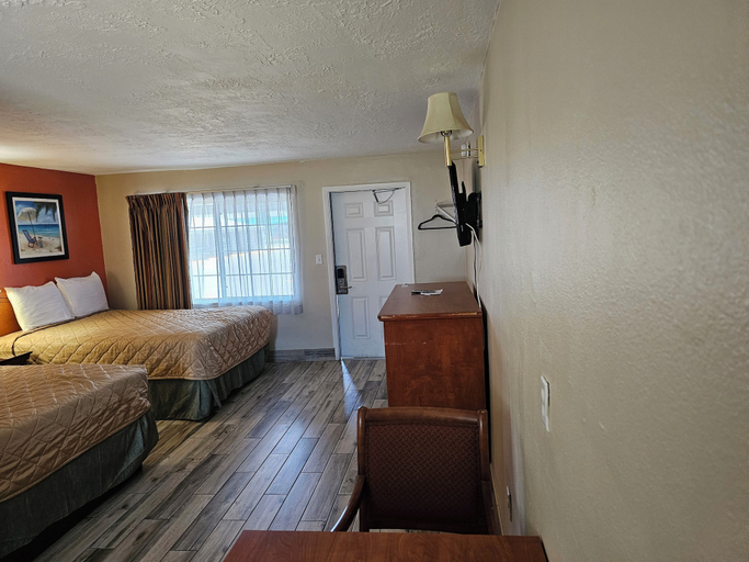 Bedroom 5, Three Oaks Motel, Brevard