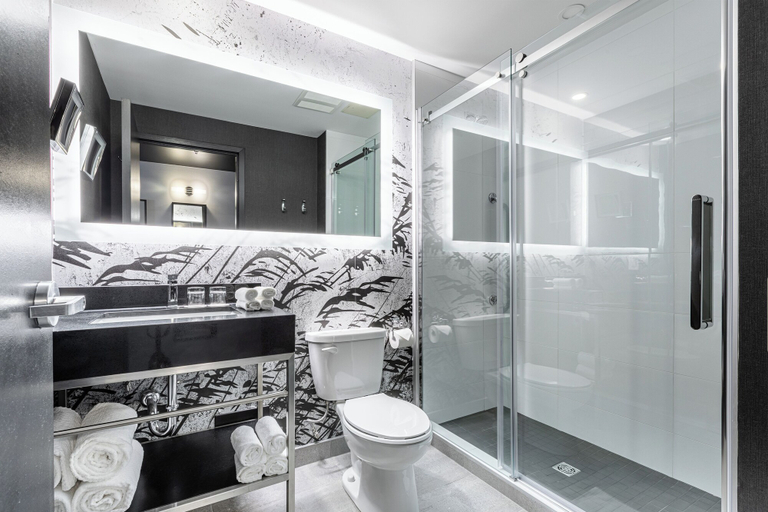 Bathroom 5, DoubleTree by Hilton Quebec Resort, Communauté-Urbaine-de-Québec