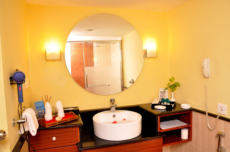 Bathroom, Gokulam Park Sabari OMR Hotel, Kancheepuram
