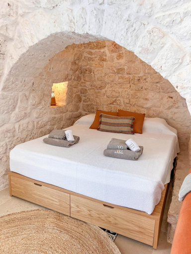 Room 4, TD Trulli Chiara Tastefully Decorated Trulli With Pool, Brindisi