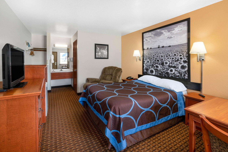 Bedroom 3, Super 8 by Wyndham Goodland, Sherman