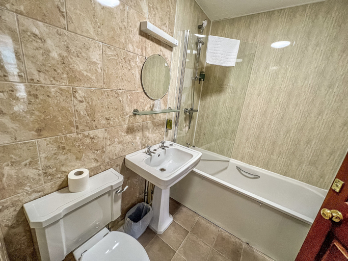 Bathroom 4, The Red Lion Hotel, Lincolnshire