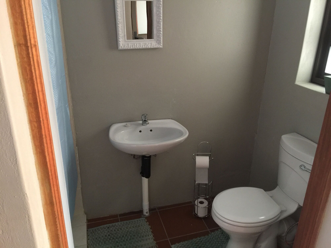 Bathroom 5, Picanha Guesthouse, Ekurhuleni