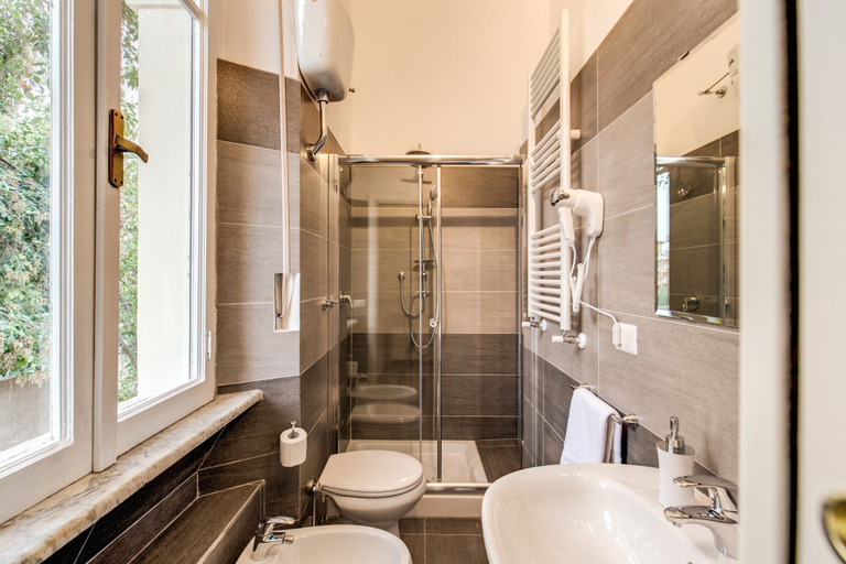 Bathroom 5, Relais La Torretta, Rome