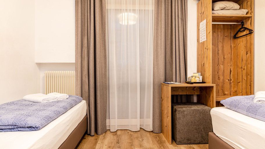 Bedroom 3, B&B Hotel Sonneck, Bolzano