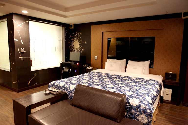 Bedroom 3, V Hotel, Seo