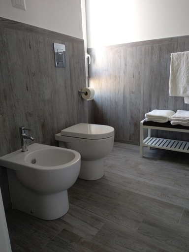 Bathroom 5, Suite Napoletana, Napoli