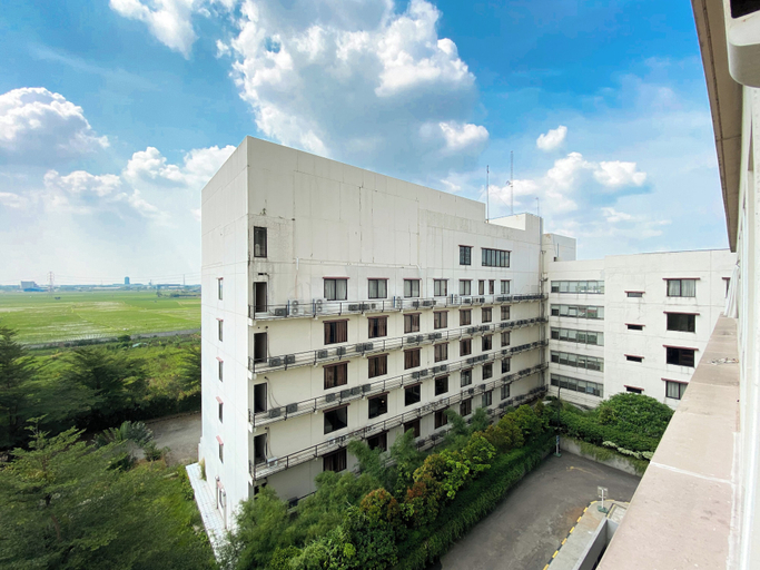 Exterior & Views 2, Cozy Stay Studio At Tamansari Mahogany Karawang Apartment, Karawang