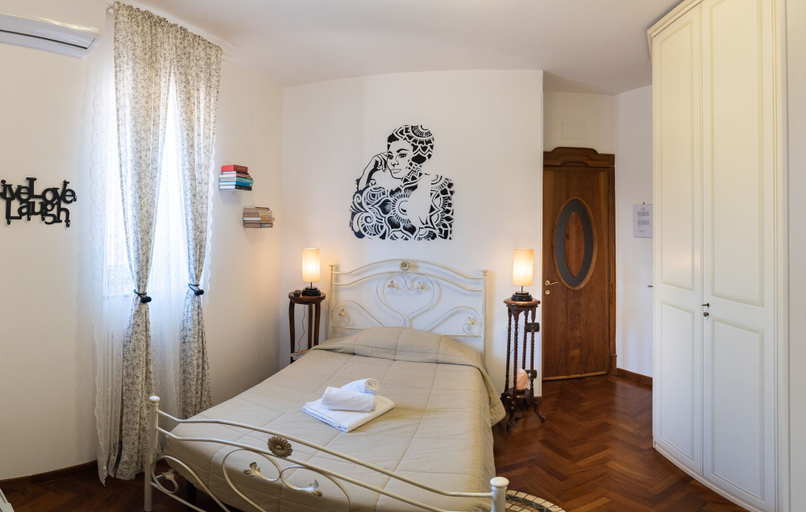 Bedroom 4, L'ATTICO FUGGENTE, Napoli
