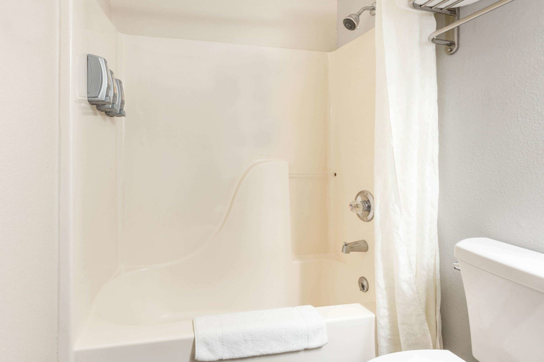 Bathroom 4, Super 8 by Wyndham Gardiner/Yellowstone Park Area, Park