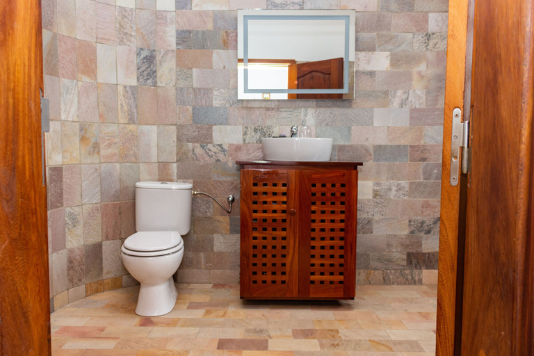 Bathroom 4, Hotel Otsunami, Golfe (incl Lomé)