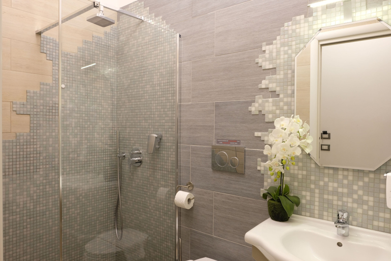 Bathroom 5, LeNotti Verona, Verona