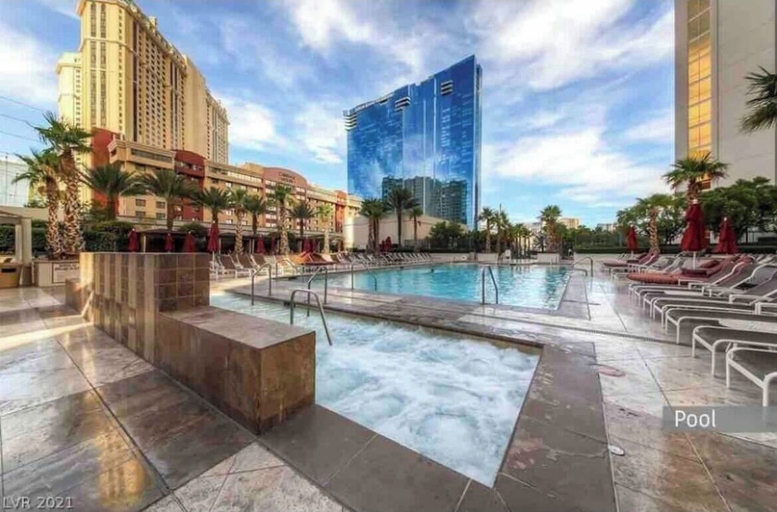 Sport & Beauty 3, Premium Suite w/balcony at The Signature, Clark